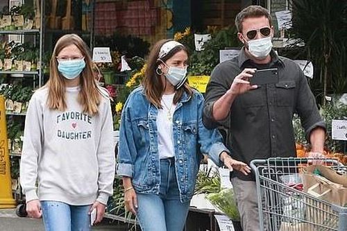 Bạn gái mới thân thiết với con gái Ben Affleck