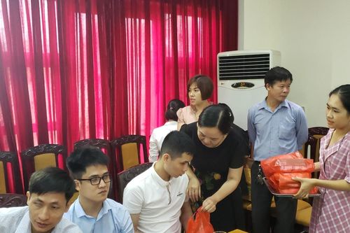 30 máy đọc sách được Vụ Thư viện tặng cho sinh viên khiếm thị