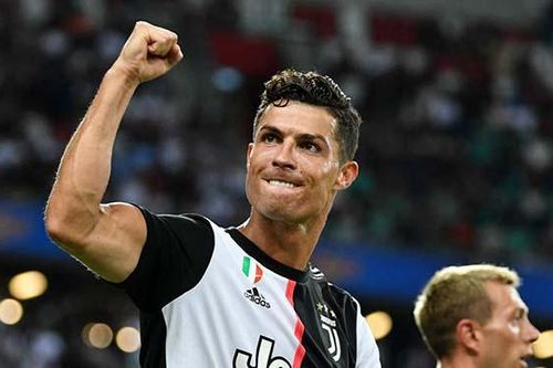 Cristiano Ronaldo trở thành cầu thủ đầu tiên kiếm được 1 tỷ USD