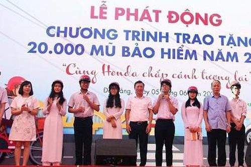 Phát động chương trình trao tặng 20.000 nón bảo hiểm