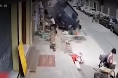 Mất lái, xe tải leo vỉa hè, suýt đâm người qua đường