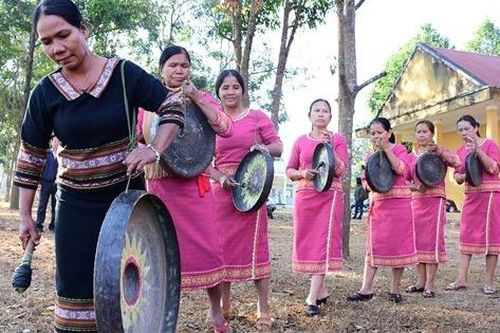 Độc đáo cồng chiêng nữ