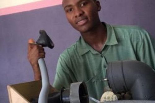 Nigeria: Sinh viên thiết kế máy thở cứu bệnh nhân Covid-19