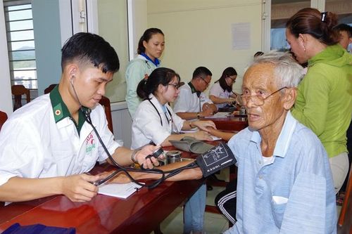 Tặng quà, khám bệnh cho các đối tượng chính sách, hộ nghèo bị tác động bởi dịch Covid-19
