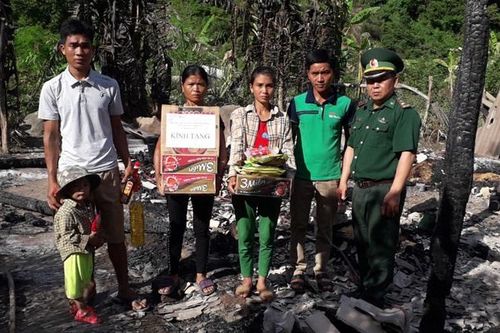 Đồn Biên phòng Mường Ải kịp thời hỗ trợ 1 gia đình bị hỏa hoạn