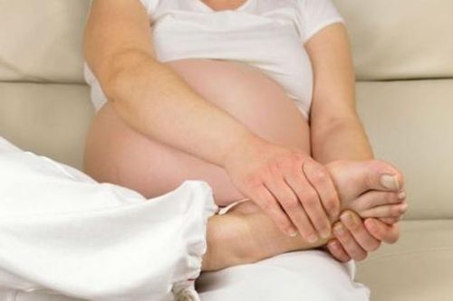 Bà bầu phù chân mức độ nào thì phải đến gặp bác sĩ?