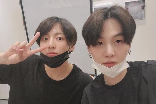 Jungkook (BTS) lên tiếng về scandal Itaewon trên livestream gần đây cùng Suga