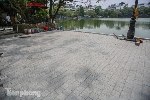 Vỉa hè Hồ Gươm có gì đặc biệt sau khi lát đá hoa cương?