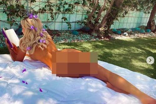 Người mẫu Playboy tung ảnh khỏa thân tắm nắng, đọc sách