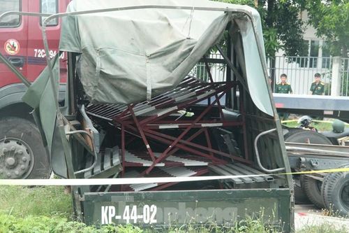 Container đâm văng thùng xe biển đỏ ở Bình Dương, 7 người thương vong