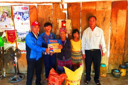 Trẻ em vùng sâu ăn cơm nguội với ve sầu: Đói ăn hay tập quán?