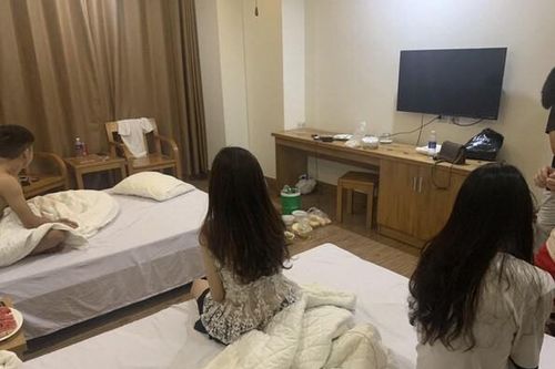 Ba cô gái trẻ cùng bạn trai 'mở tiệc' ma túy trong khách sạn