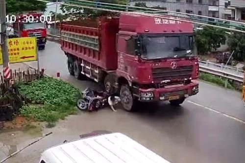 Đi vào điểm mù của xe tải, hai mẹ con suýt chết