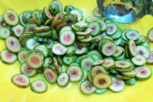 Trời nắng nóng làm sung muối xổi ăn kèm món gì cũng ngon