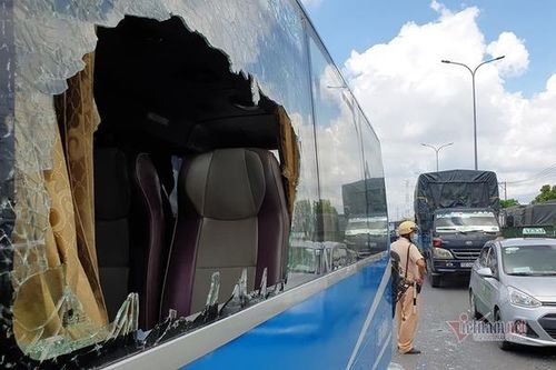 Xe khách vỡ toác sau cú tông loạt xe tải, khách la hét hoảng loạn