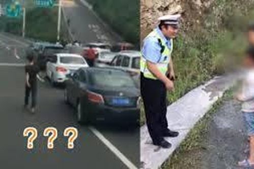 Hai cậu bé bày cọc tiêu trên đường cao tốc, ô tô nối đuôi nhau ùn tắc