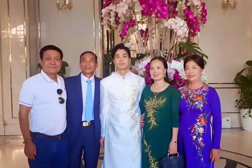 'Lộ' hình ảnh hiếm trong lễ đính hôn của Công Phượng