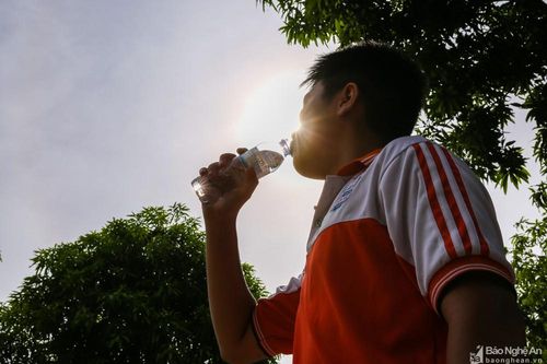 Học sinh Nghệ An 'đội nắng, chống nóng' đến trường