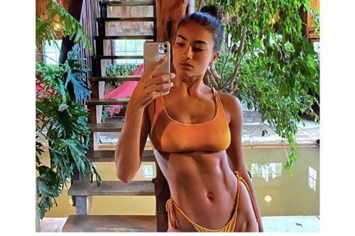 Kelly Gale 'nóng rực' với áo tắm 2 mảnh nhỏ xíu