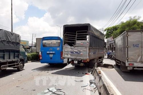Tai nạn liên hoàn giữa 5 xe tải và 1 xe khách trên Quốc lộ 1
