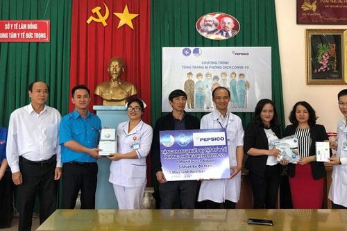 Trao tặng thiết bị y tế cho Trung tâm Y tế huyện Đức Trọng