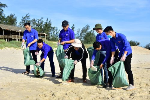 Tuổi trẻ chung tay bảo vệ môi trường biển
