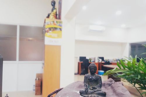 Thờ Phật trên bàn học được không?