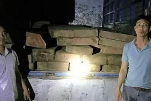 Xe tải chở gỗ lậu trên đường Hồ Chí Minh