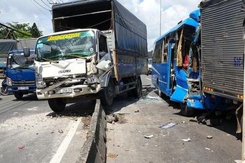 Vụ tai nạn ôtô liên hoàn làm nhiều người bị thương