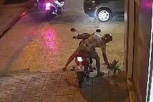 Người đàn ông đi xe máy, ăn mặc bảnh bao lấy trộm chậu kiểng nhà dân