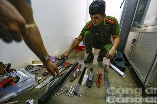 Bắt nhóm thanh niên 'đập đá', thu nhiều hung khí nguy hiểm