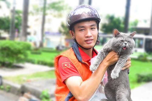 Chàng shipper chở mèo đi làm từng 'gây bão' cộng đồng mạng