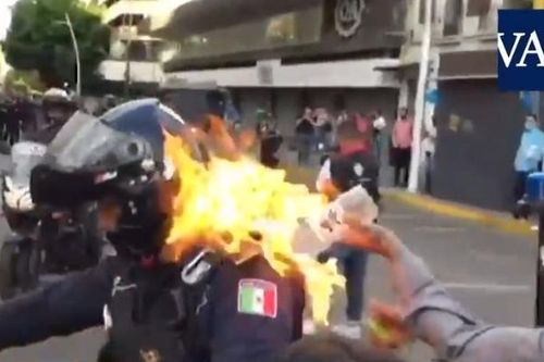 Người biểu tình phẫn nộ ném xăng, châm lửa đốt cảnh sát ở Mexico