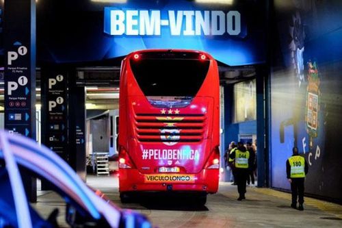 Cầu thủ đội Benfica bị thương trong vụ tấn công bằng đá