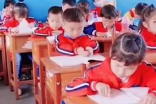 Cậu bé 'vốc' kiến thức trong sách đổ vào đầu