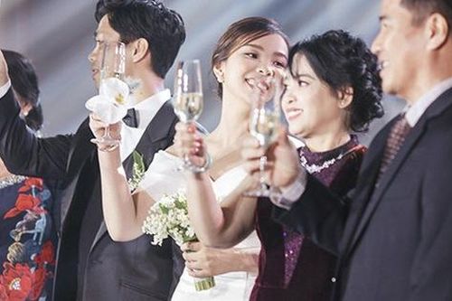 Công Phượng và vợ cười, khóc trong lễ đính hôn