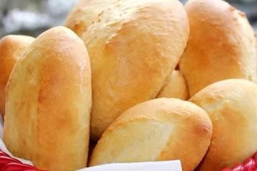 Chẳng cần thiết bị đắt tiền nào, hô biến chiếc bánh mì ỉu xìu thành giòn tan như mới ra lò nhờ cách đơn giản này