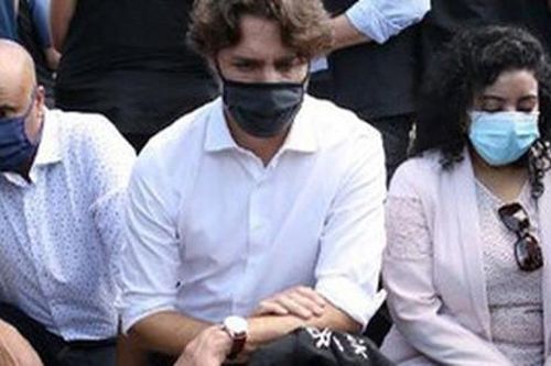 2 cô gái bản địa chết do cảnh sát gây ra khiến Thủ tướng Canada Justin Trudeau phải ra đường quỳ gối chống phân biệt chủng tộc