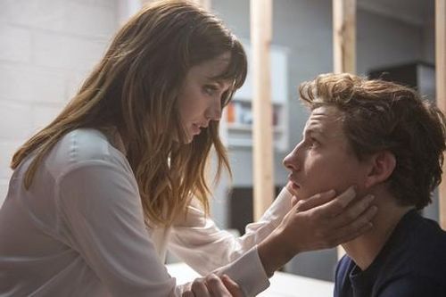Quan hệ bí ẩn giữa Tye Sheridan và Ana de Armas trong 'Kẻ trực đêm'