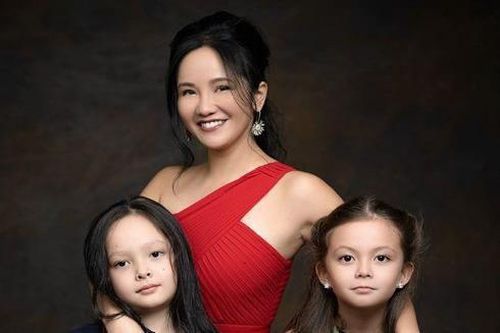 Ca sĩ Bống Hồng Nhung hát livestream từ xa cho thỏa nỗi nhớ nghề