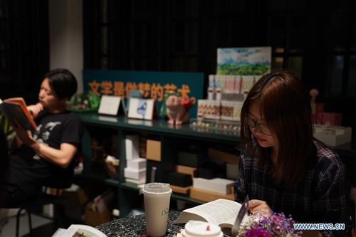 Hiệu sách Thượng Hải cung cấp dịch vụ 'bàn đêm khuya'