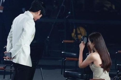 Khoảnh khắc bạn diễn nam kiên nhẫn chờ Son Ye Jin soi gương