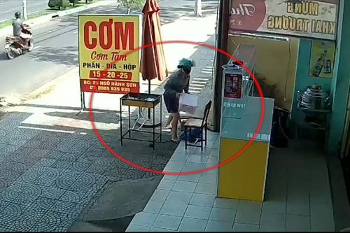 Lợi dụng sơ hở, người phụ nữ trộm thùng thịt của quán cơm