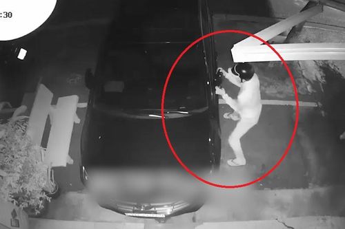 Kẻ gian một mình vặt trộm cặp gương ôtô ngay trước nhà dân