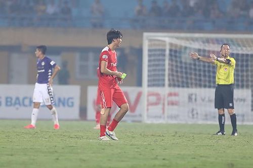Hành động 'lạ' của Tuấn Anh sau trận thua Hà Nội