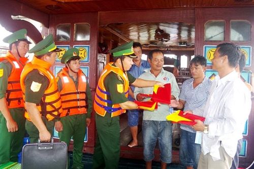 Tuyên truyền chống khai thác hải sản bất hợp pháp tại Quảng Bình