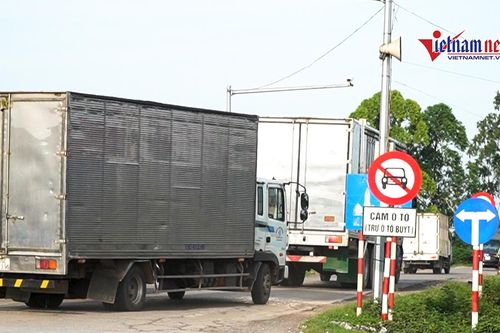 Trốn trạm BOT, hàng nghìn ô tô lớn nhỏ cày nát đường đê