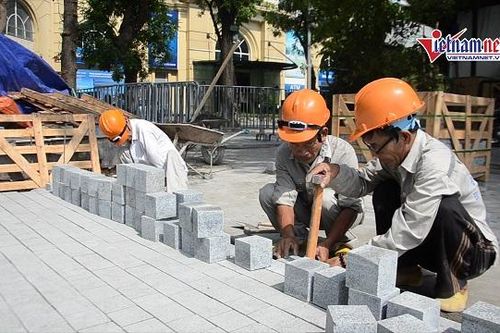 Sau kè bê tông đúc, vỉa hè Hồ Gươm được lát đá hoa cương