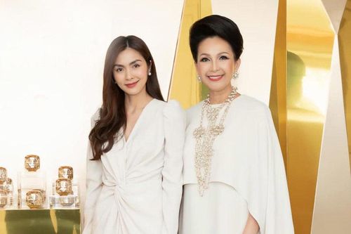 Hà Tăng xinh đẹp bên 'nữ hoàng ảnh lịch' Diễm My