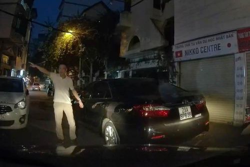 Cư dân mạng bức xúc tài xế đỗ ô tô chắn hết lối đi, ép xe khác quay đầu